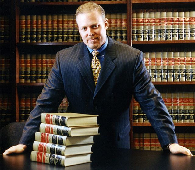 Рик Коллинз, поверенный Collins, McDonald & Gann, специализирующийся на законах о стероидах и пищевых добавках.