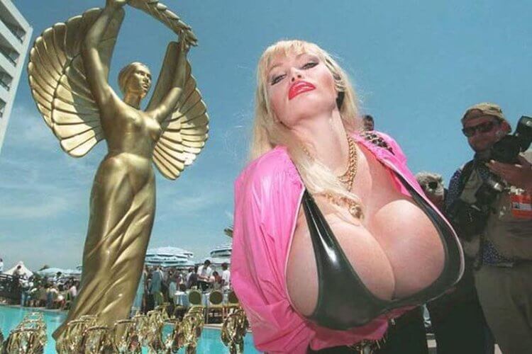 Lolo Ferrari – freak of conformity, much like bodybuilders?