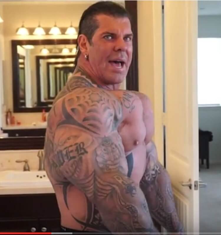 Rich Piana’s strange upper chest shape is considered by many to be the result of PMMA use.